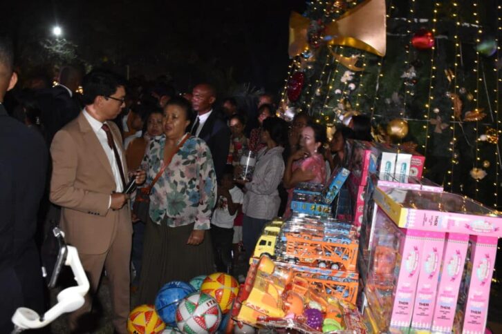 Image à la une de Andry Rajoelina à Ambohijatovo : Noël sous le signe de la joie et du partage