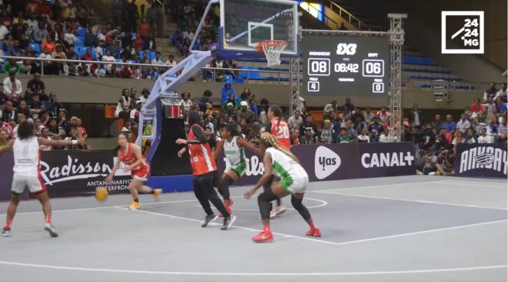 Image à la une de BASKETBALL 3×3 – Ambiance de folie au moment du sacre des Ankoay hommes et dames