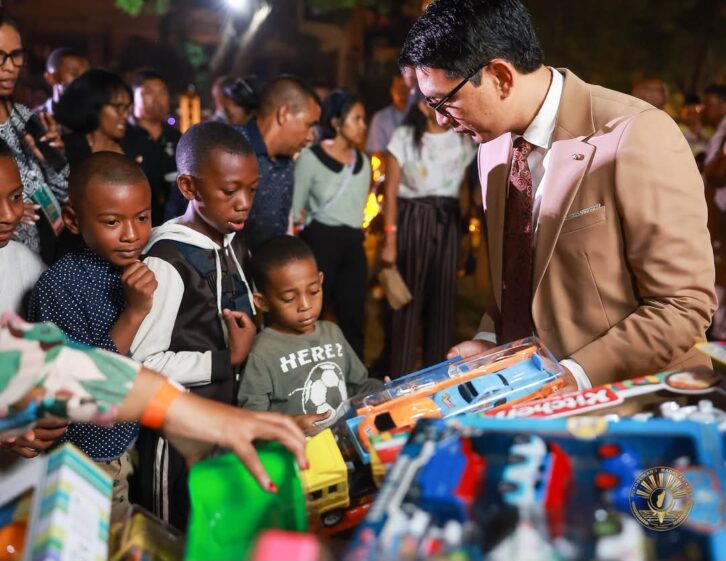 Image à la une de FESTIVITES – Des jouets et des chocolats pour les enfants venus au lancement des illuminations de Noël à Ambohijatovo