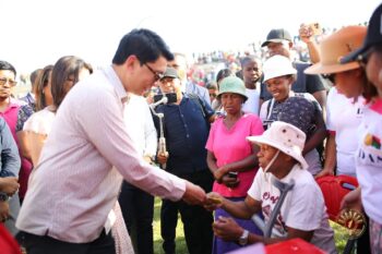 Image à la une de Rajoelina lance la deuxième phase du programme Tsimbina pour permettre aux ménages de “fêter Noël dans la joie”