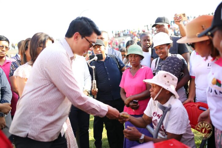 Image à la une de Rajoelina lance la deuxième phase du programme Tsimbina pour permettre aux ménages de “fêter Noël dans la joie”