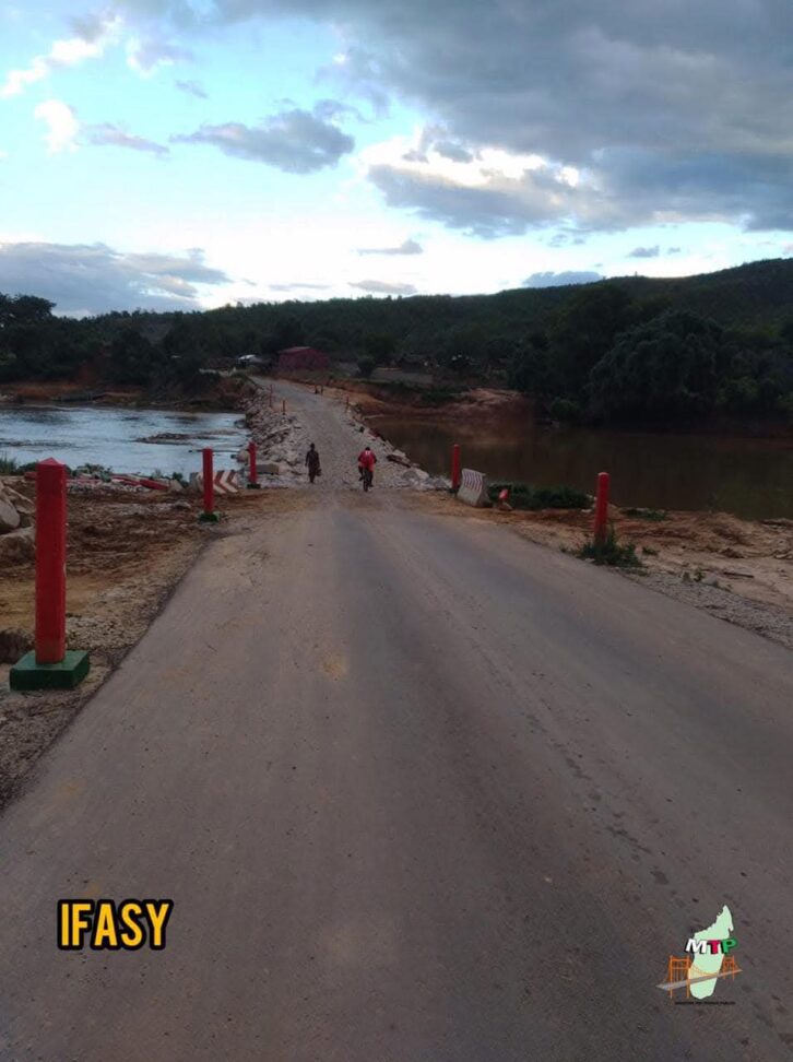 Image à la une de INFRASTRUCTURES – Des équipements prépositionnés sur la RN6 pour intervenir en urgence sur les passages à gué d’Ifasy et de Mahavavy  