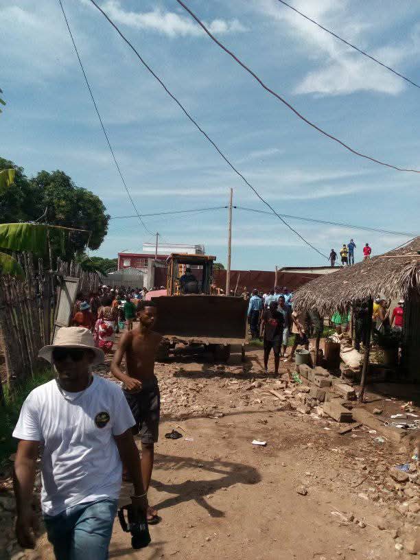 Image à la une de AMBONDRONA – Des maisons démolies à coups de tractopelle