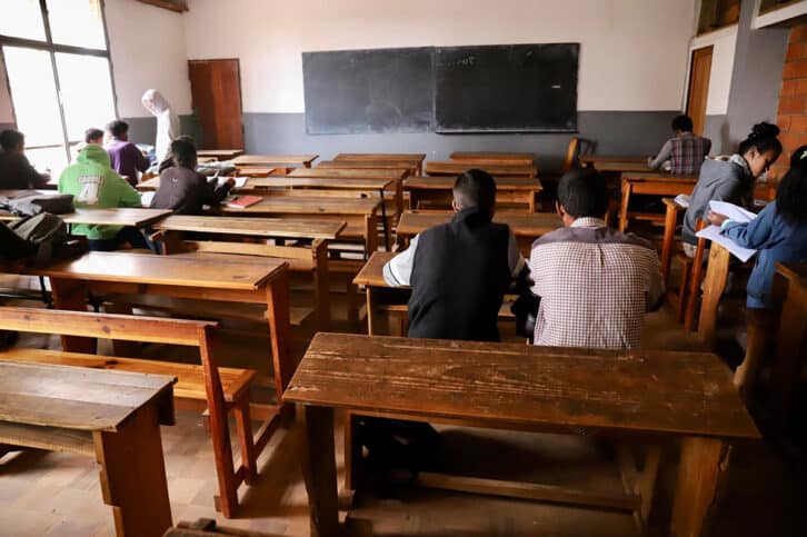 Image à la une de FACULTÉ DES LETTRES  –  Les salles de classes insuffisantes