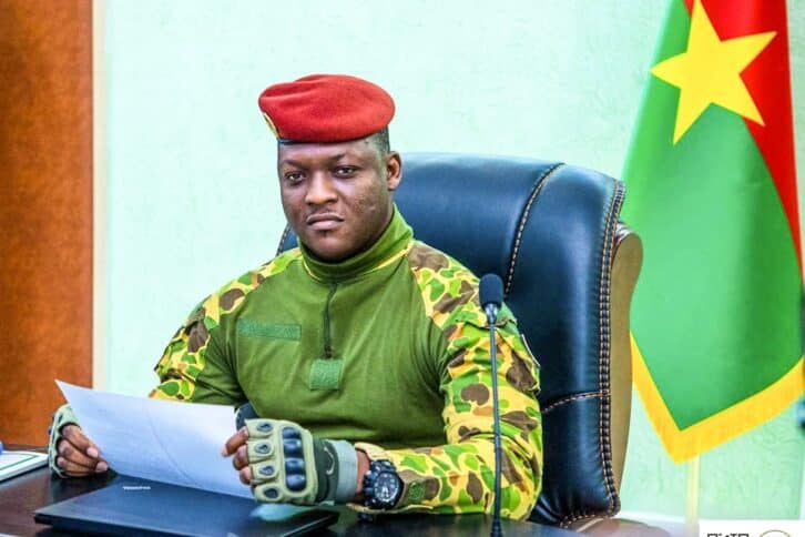Image à la une de Au Burkina Faso, Jean Emmanuel Ouédraogo Premier ministre, le général Célestin Simporé à la Défense