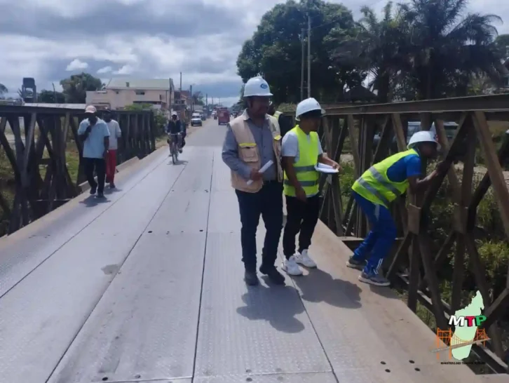 Image à la une de Les travaux sur les ponts sur la RN2 en vue d’acheminer les blocs moteurs de la centrale d’Ambohimanambola en cours
