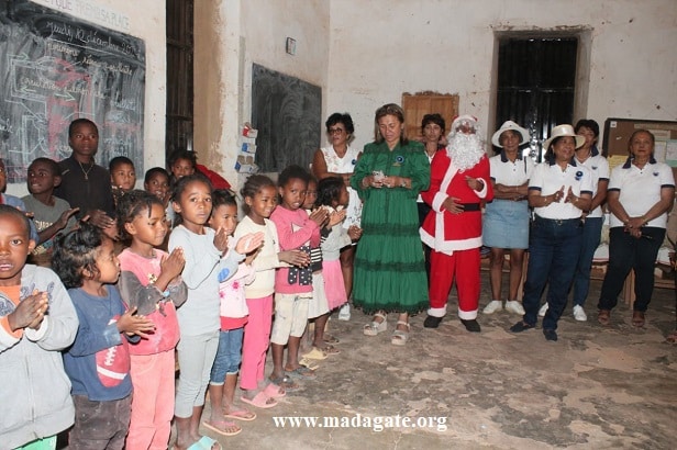Image à la une de WMG Madagascar. Distribution de colis de Noël pour les élèves de trois EPP en banlieue tananarivienne