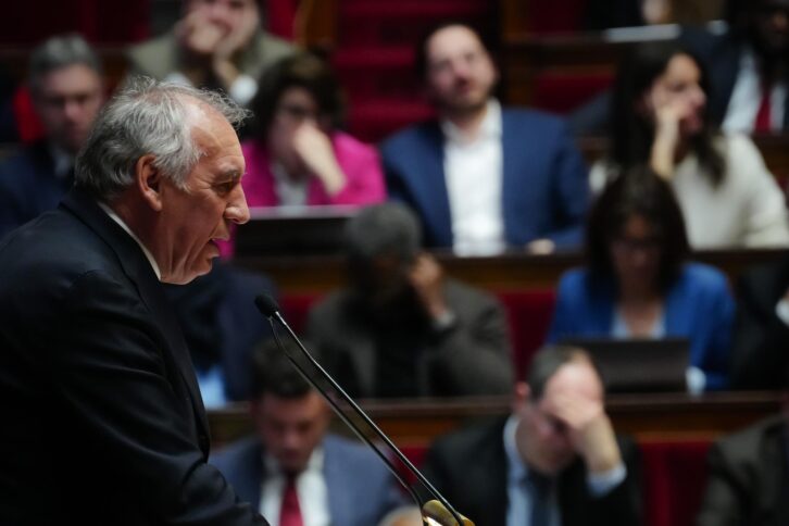 Image à la une de FRANCE – François Bayrou trace sa voie dans son discours de politique générale