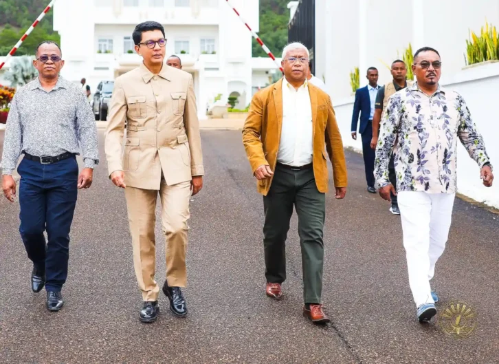 Image à la une de JOURNÉE DES OFFICIERS – Andry Rajoelina affiche sa confiance aux Forces armées qu’il dit respectueuses de la hiérarchie et de la discipline