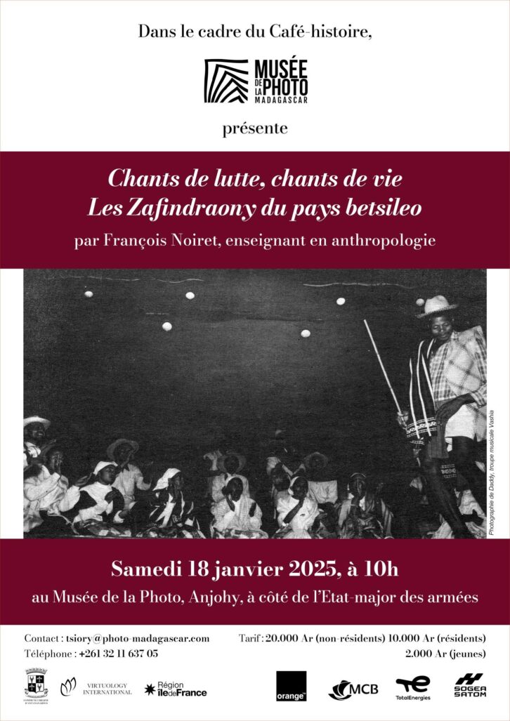Image à la une de PATRIMOINE – Chants de lutte, chants de vie à Madagascar, le père François Noiret au Musée de la photo avec un ouvrage sur le Zafindraony