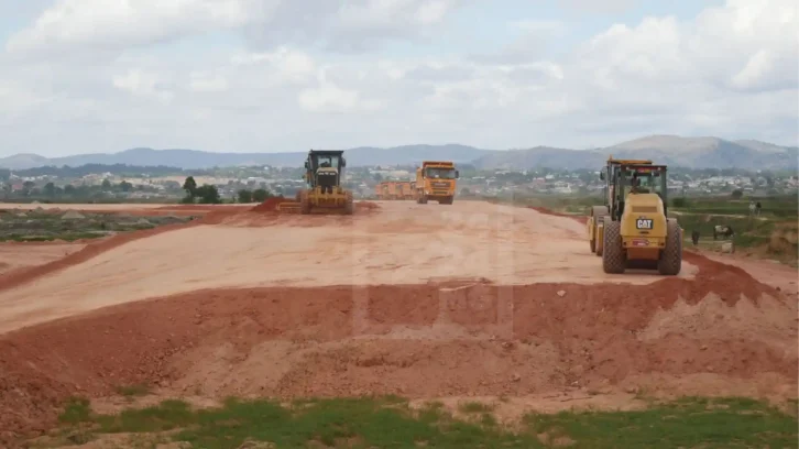 Image à la une de INFRASTRUCTURE – 10 km de terrassement effectué en un mois et demi dans la construction de l’autoroute Antananarivo-Toamasina