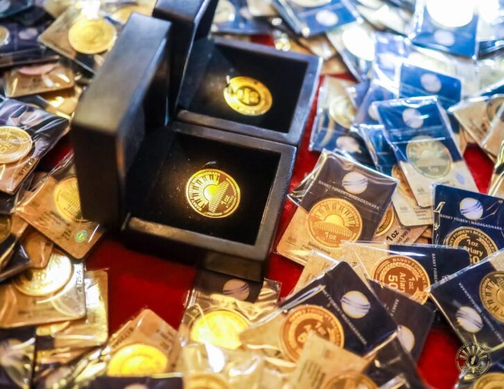 Image à la une de FILIÈRE AURIFÈRE – La vente des pièces d’or ouverte aux touristes d’après Andry Rajoelina