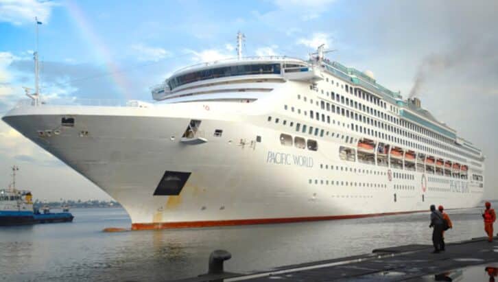 Image à la une de VOYAGE – Les 1 785 passagers du navire de croisière Pacific World accueillent l’année 2025 à Toamasina