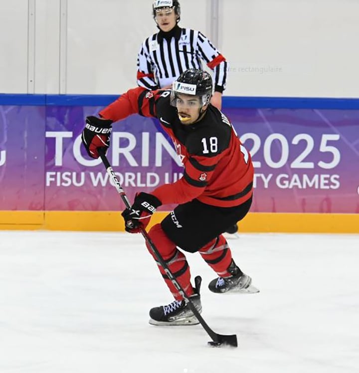 Image à la une de HOCKEY SUR GLACE  – Loris Rafanomezantsoa joue pour le Canada