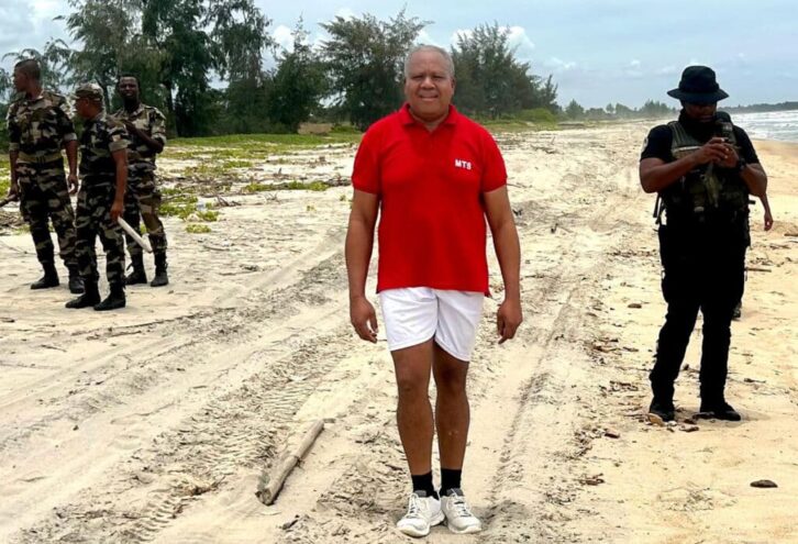 Image à la une de Toamasina : Roland Ratsiraka cerné sur la plage par les forces de l’ordre avant-hier