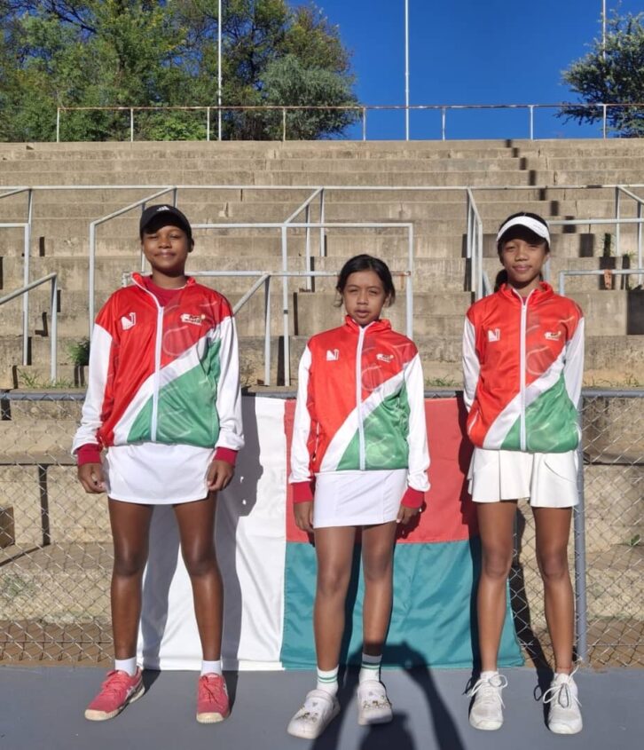 Image à la une de TENNIS PAR ÉQUIPE – AFRIQUE AUSTRALE U14/U16 – Les Akomba enregistrent une première victoire