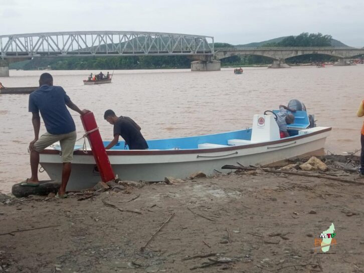 Image à la une de INTEMPERIES – Des vedettes et des pirogues pour traverser les rivières Ifasy et Mahavavy sur la RN6