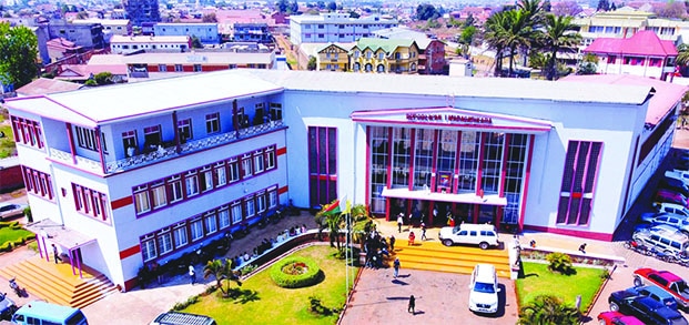 Image à la une de Spoliation foncière à Antsirabe – L’ancien maire d’Antsirabe et ses complices sous contrôle judiciaire