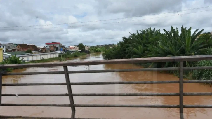 Image à la une de INTEMPERIES – Le niveau de l’Ikopa près de la cote d’alerte jaune, celui de la Sisaony près de la cote d’alerte rouge à 16h ce mardi