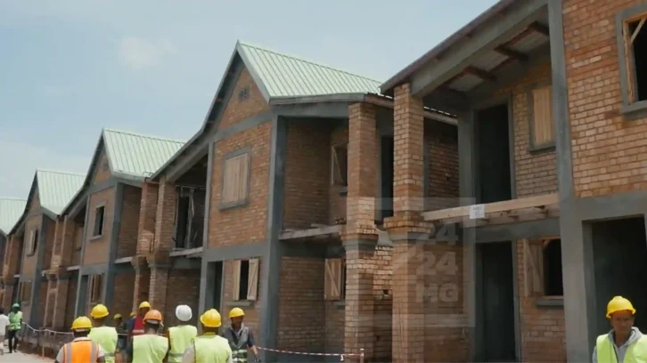 Image à la une de HABITAT – Les maisons de “réinstallation” des familles affectées par la réhabilitation du canal C3 bientôt prêtes