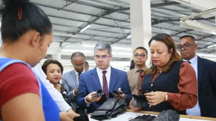 Image à la une de TRAVAIL – Une inspection de “haut niveau” pour les usines de fabrication d’uniformes de l’armée française à Madagascar