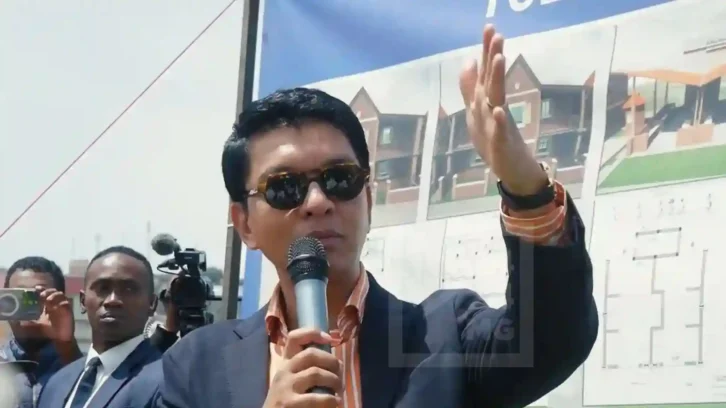 Image à la une de ANDRY RAJOELINA : “Qui attendez-vous pour enlever les affiches [de campagne électorale]?