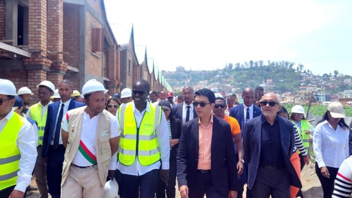 Image à la une de Andry Rajoelina à Andavamamba : Des logements sociaux pour reloger les vulnérables des bas quartiers