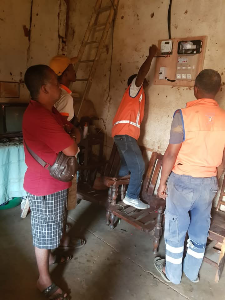 Image à la une de ÉNERGIE À MAHAJANGA – Quatre cents foyers par semaine bénéficient du branchement Mora