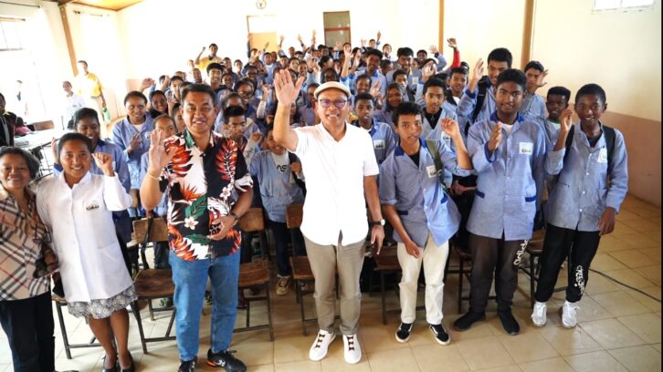 Image à la une de ENSEIGNEMENT DIGITAL – Edgard Razafindravahy soutient l’école Vinet Ambohimalaza