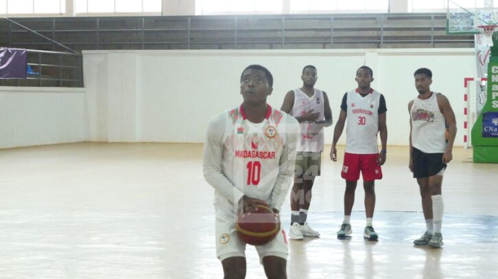 Image à la une de BASKETBALL – Hasina Rasolonandrianina parmi les 12 joueurs retenus pour la qualification à l’Afrobasket 2025