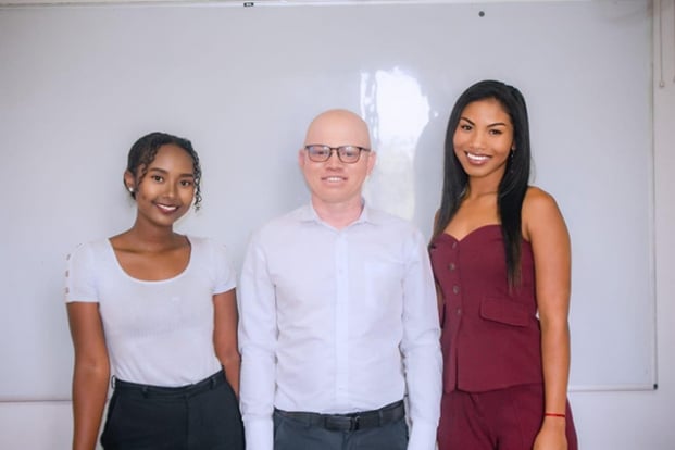 Image à la une de Cyria Temagnombe – Une voix pour les enfants albinos lors du concours Miss Monde 2025