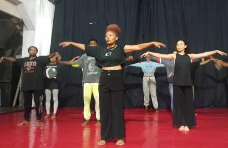 Image à la une de ATELIER DE DANSE CONTEMPORAINE  –  Une immersion artistique en mouvement