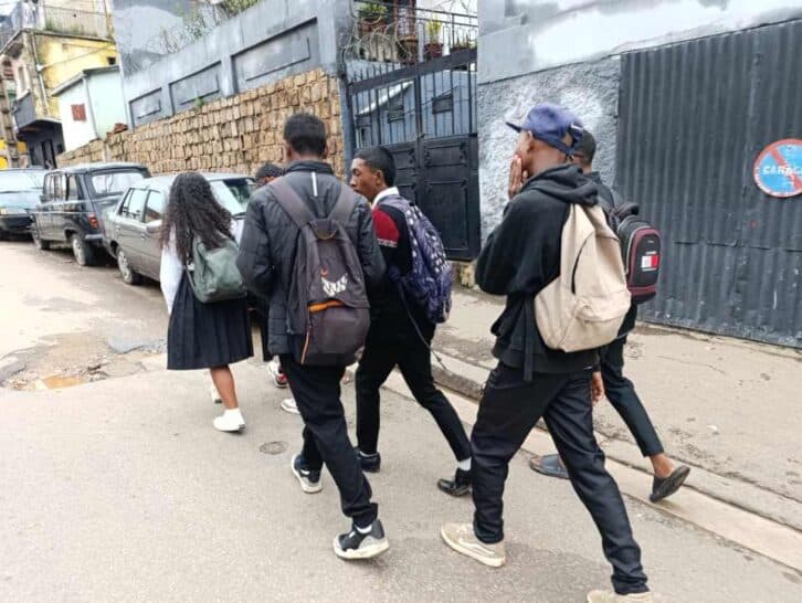 Image à la une de SUSPENSION DES COURS   –  Grogne des parents d’élèves