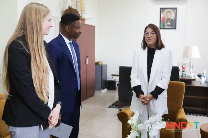 Image à la une de INTERNET – Stéphanie Delmotte discute avec Starlink des possibilités de transférer ses services clients à des PME locales