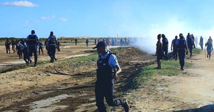 Image à la une de Un journaliste menacé, un manifestant arrêté ; le ton monte d’un cran