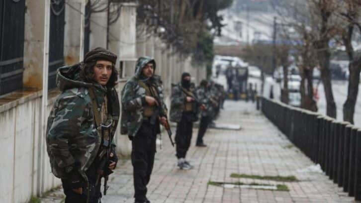 Image à la une de En Syrie, une vaste opération militaire dans l’ouest et 136 civils alaouites exécutés selon une ONG