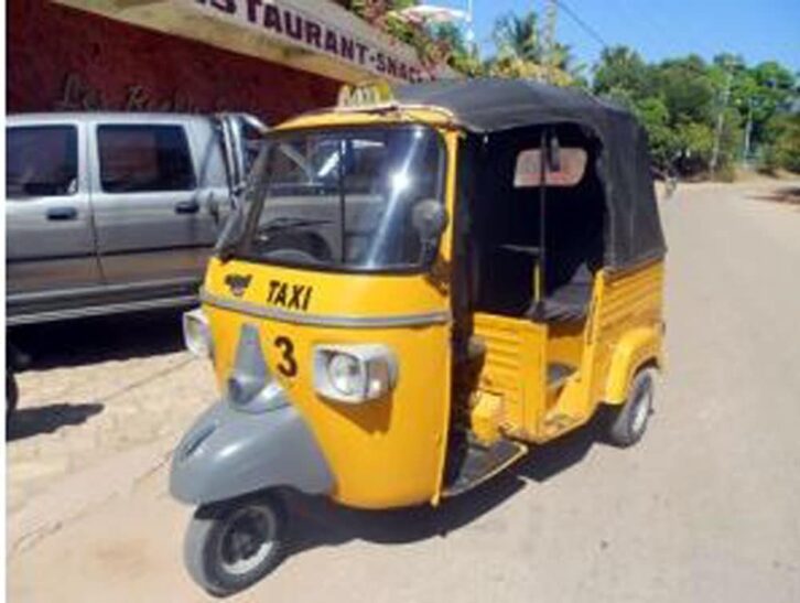 Image à la une de Mahajanga : Des conducteurs de taxis triporteurs, parlant mieux le français