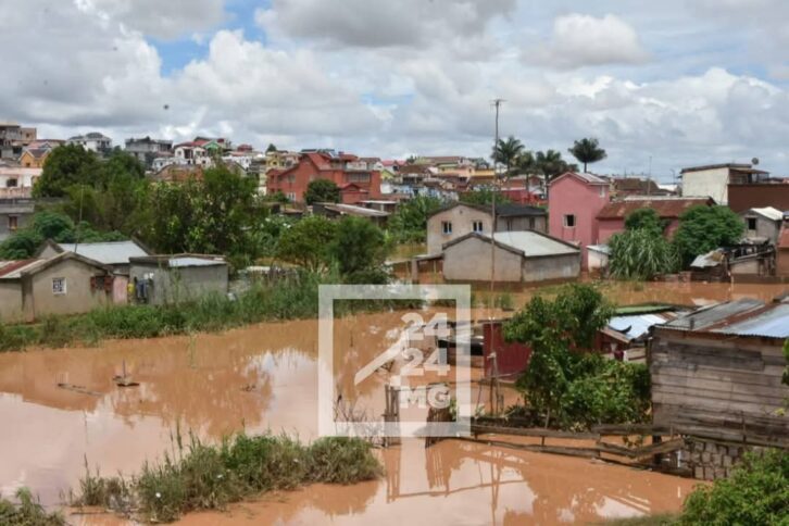 Image à la une de INONDATIONS – Alerte rouge dans l’Atsimondrano, le niveau de la rivière Sisaony dépasse la côte d’alerte rouge à Ampitatafika dimanche à 10h du matin 