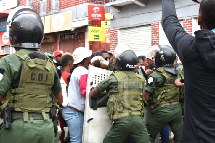 Image à la une de ANTANANARIVO – Des marchands de rue dans la rue pour une manifestation de contestation