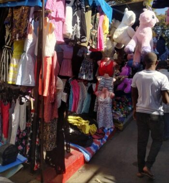 Image à la une de CONSOMMATION  –  Les friperies fragilisent l’industrie textile