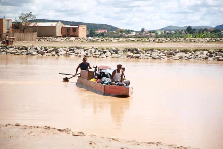 Image à la une de INONDATIONS À RÉPÉTITION –  Des sinistrés abandonnent la digue de la Sisaony