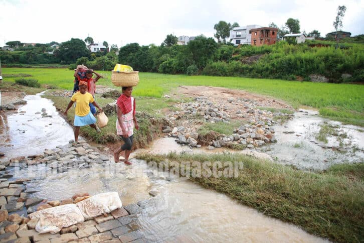 Image à la une de AMBOHIJANAKA – L’effondrement d’un bassin de rétention tue deux enfants