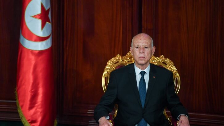 Image à la une de En Tunisie, Kaïs Saïed limoge son chef du gouvernement et nomme à sa place Sarra Zaafrani Zenzri, la ministre de l’Équipement