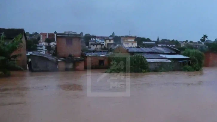 Image à la une de INTEMPERIES – Alerte rouge maintenue ce lundi matin dans les environs d’Ampitatafika malgré une baisse du niveau de la Sisaony