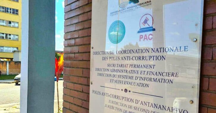 Image à la une de 14 personnes dont des gendarmes devant le PAC