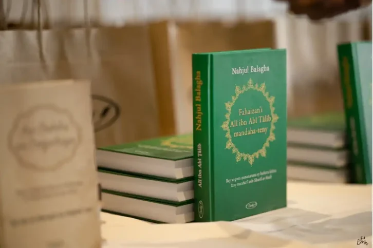 Image à la une de HERITAGE – Les oeuvres islamiques Nahjul Balagha et Sahifa Sajjadiyya traduites en malgache