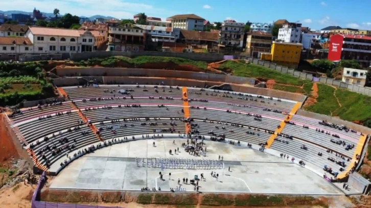 Image à la une de INFRASTRUCTURES – Fin des travaux sur les gradins et l’arène du coliseum d’Ambatomena Fianarantsoa