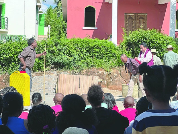 Image à la une de Mois du Théâtre – La pièce « Ho Aiza ? » envoûte le Centre Avoko Ambohidratimo