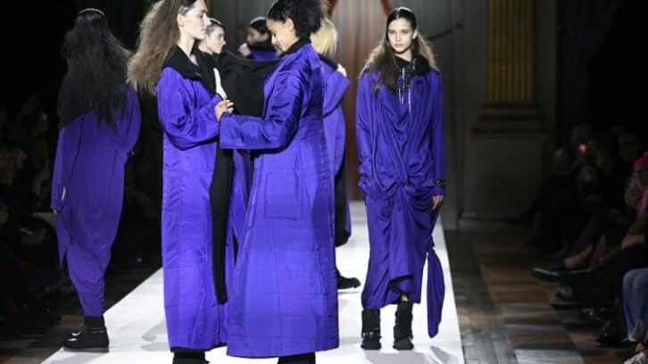 Image à la une de Fashion Week: humour et poésie chez Issey Miyake, sac de noeuds chez Yamamoto