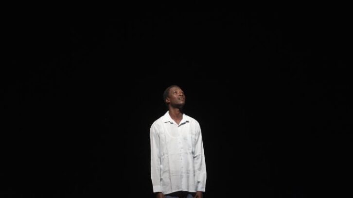 Image à la une de En peul et en français, le message universel de l'”Aventure ambigüe” au théâtre à Dakar